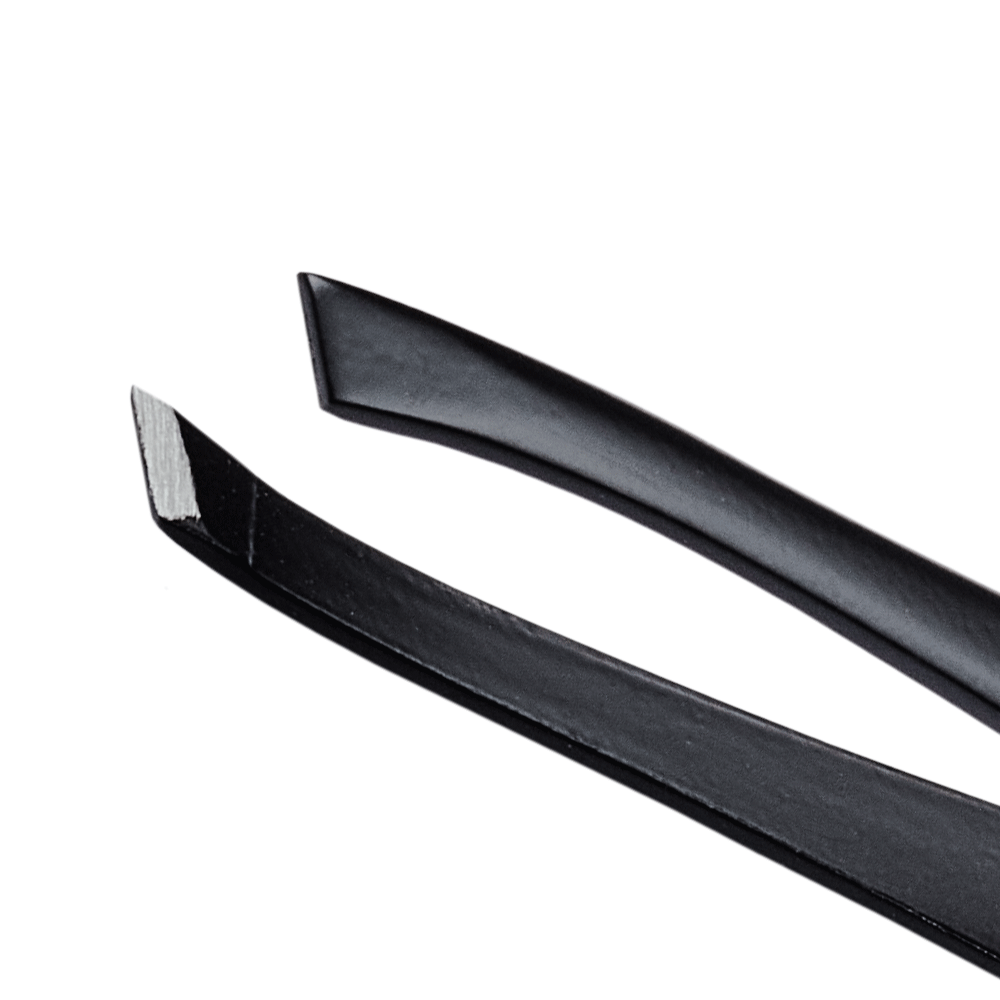 Zoomed in image of TRUYU black Slant Tweezer, showing tweezer tips