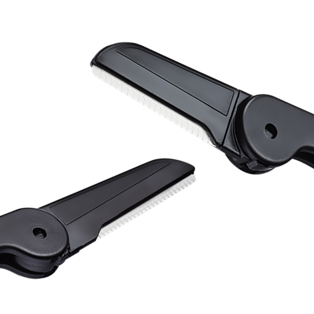 Zoomed in image of TRUYU Folding Facial Razors. Showing facial blade and brow blade.
