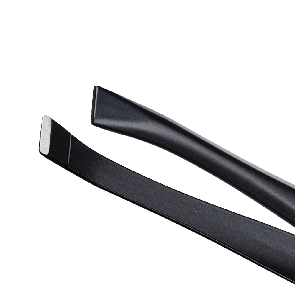 Zoomed in image of TRUYU black Square Tweezer, showing tweezer tips