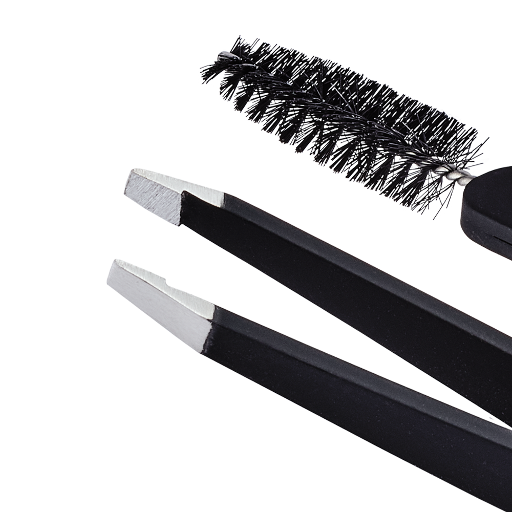 Zoomed in image of TRUYU black Slant Tweezer & Spoolie, showing tweezer tips and spoolie brush